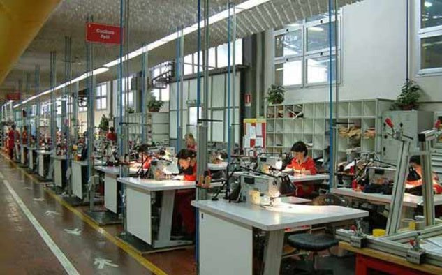 Rows of sewing machines and operators in Changrong bag production